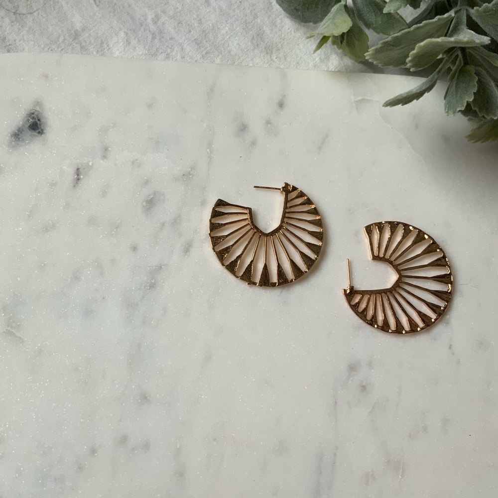 The Sylas - Geometric Chunky Gold Hoops - Picture 8 of 8